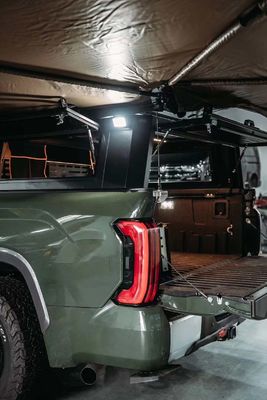 Black Toyota Tundra Pickup Bed Cover dengan Trunk Mount dan Konstruksi Aluminium