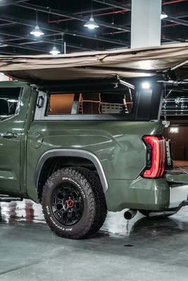 Black Toyota Tundra Pickup Bed Cover dengan Trunk Mount dan Konstruksi Aluminium