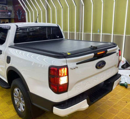 Penutup Belakang Pickup Ford yang Dapat Ditarik Keras Tempat Tidur Truk Penutup Tonneau Rana Rol F150