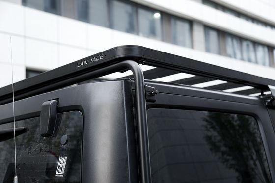 Efisien memperluas penyimpanan Jeep JK Anda dengan platform rak atap berlapis bubuk hitam