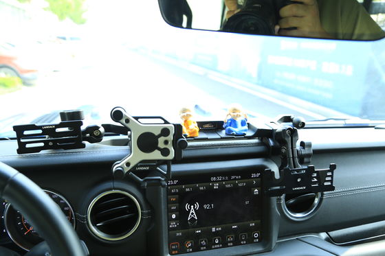 Hard Anodizing Finish Vehicle Mobile Phone Holder untuk Jeep Center Console Bracket